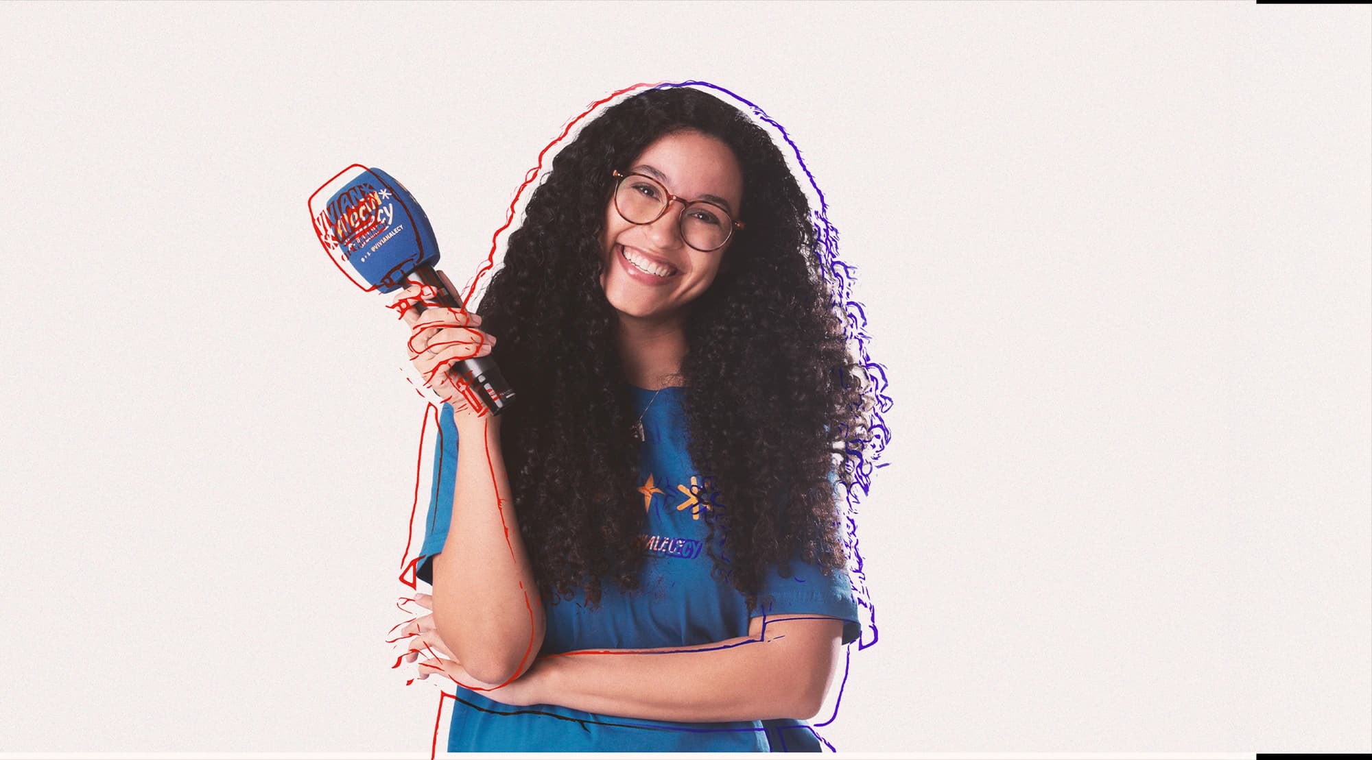 Vivian Alecy sorrindo, segurando o microfone da marca