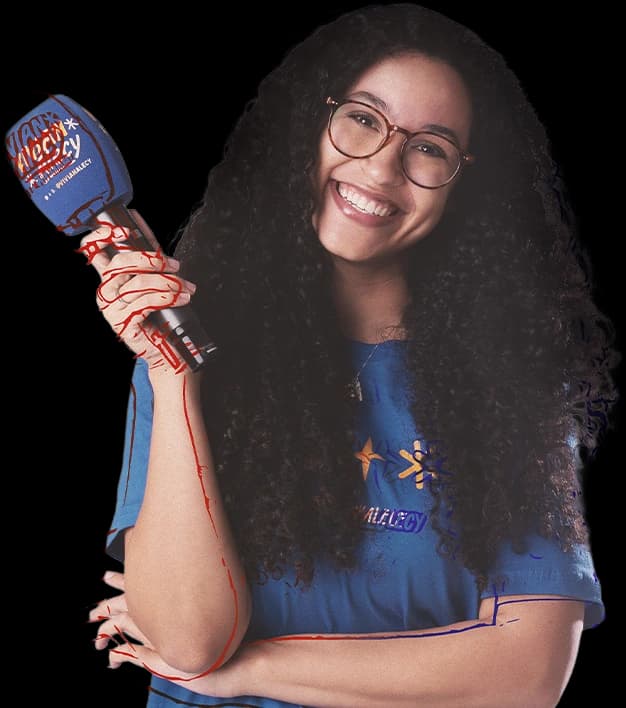 Vivian Alecy sorrindo, segurando o microfone da marca